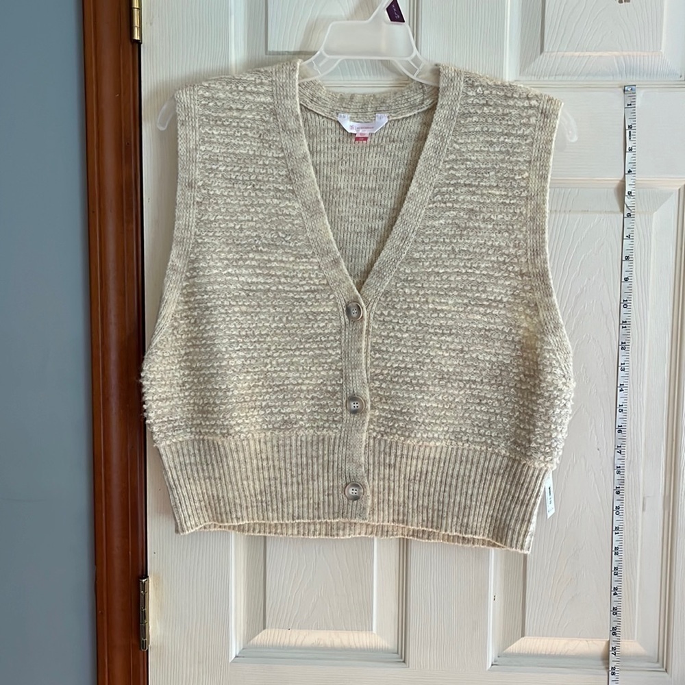 NWT-no boundaries-size XXL-oatmeal/cream, three button sweater vest.
